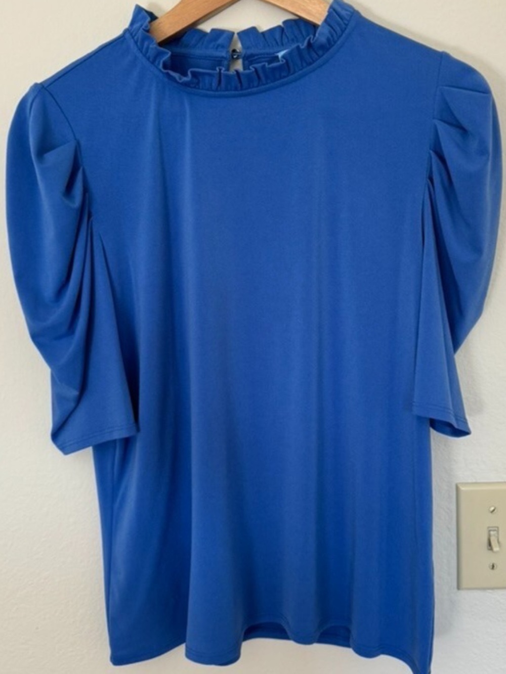 Cece feminine blouse w ruched puff sleeves and delicate frilled neck size large